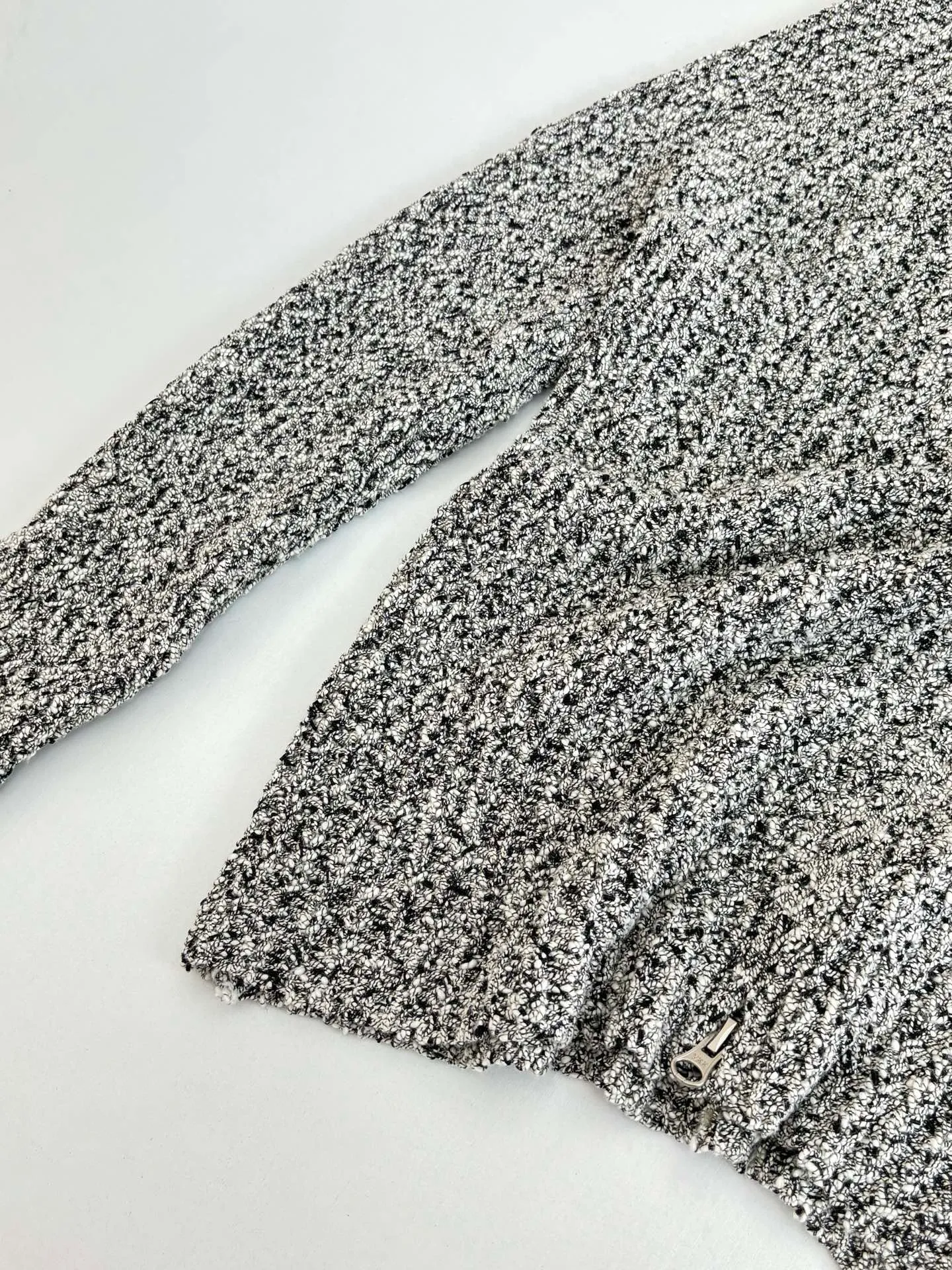 P650 Stone Island*/Stone Island Coral patchwork knitted sweater jacket Customized dyeing of original yarn has become popular in Xiaohongshu very early. Many Internet celebrity shops are doing it. The products they make can only be said to be unsightly. They are all made of ready-made yarn. This original version is made of 7 yarns of different colors and thicknesses that must be arranged to achieve the original effect. The customization cycle is very For a long time, the molded original version has the same ykk No. 5 special craftsmanship zipper, using an old-fashioned 9-needle thick-thread wool loom (due to low efficiency and high waste, factories pursuing efficiency have abandoned it, and only some big brands still use it). The strongest armband on the entire network, all detailed identification points restore the original inspection level! All Stone Island armbands must have three yellow lines, anything without them is fake! The models before 2021 had four yellow lines, and after 21fw, they all had three. We restored them perfectly.  Size：S/M/L/XL